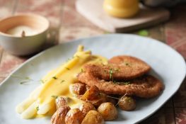 Spargel mit Kartoffeln, knusprigem Schnitzel & selbstgemachter Hollandaise