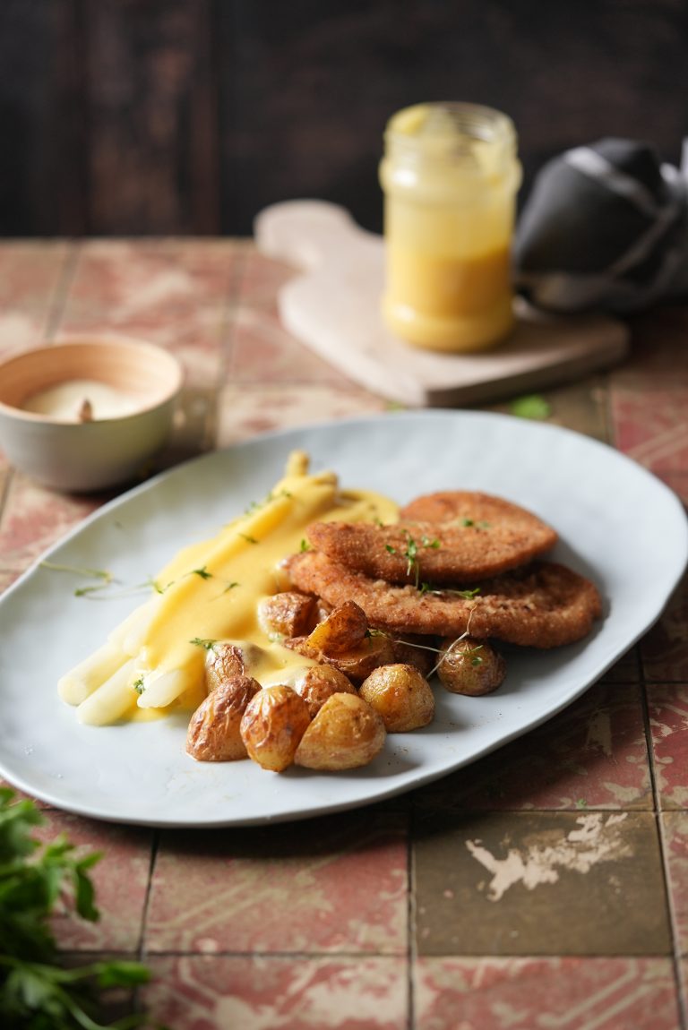 Spargel mit Kartoffeln, knusprigem Schnitzel & selbstgemachter Hollandaise