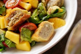 Maultaschen-Salat mit Mango, Avocado und Orange – sommerlich und frisch