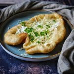 Langos mit Sauerrahm, Käse & Petersilie – knusprig, herzhaft und einfach unwiderstehlich