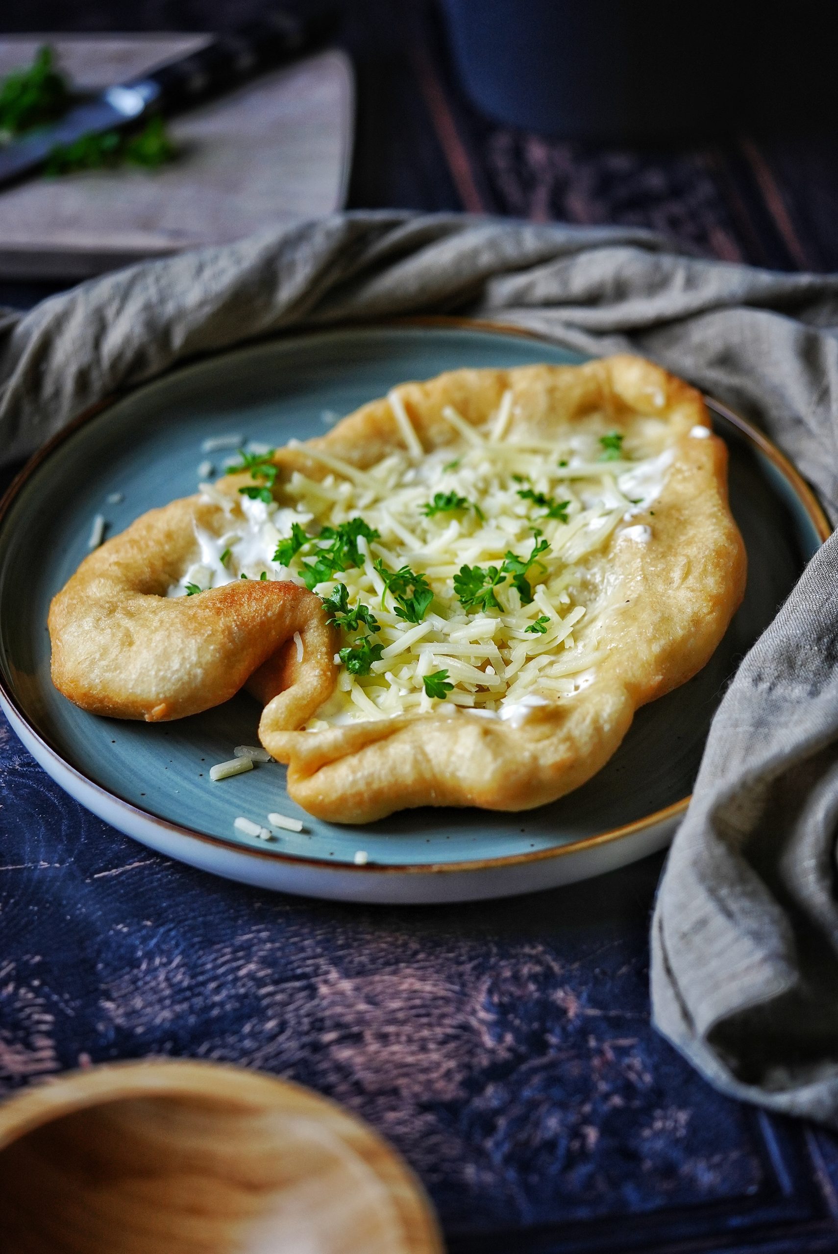 Langos mit Sauerrahm, Käse & Petersilie – knusprig, herzhaft und einfach unwiderstehlich