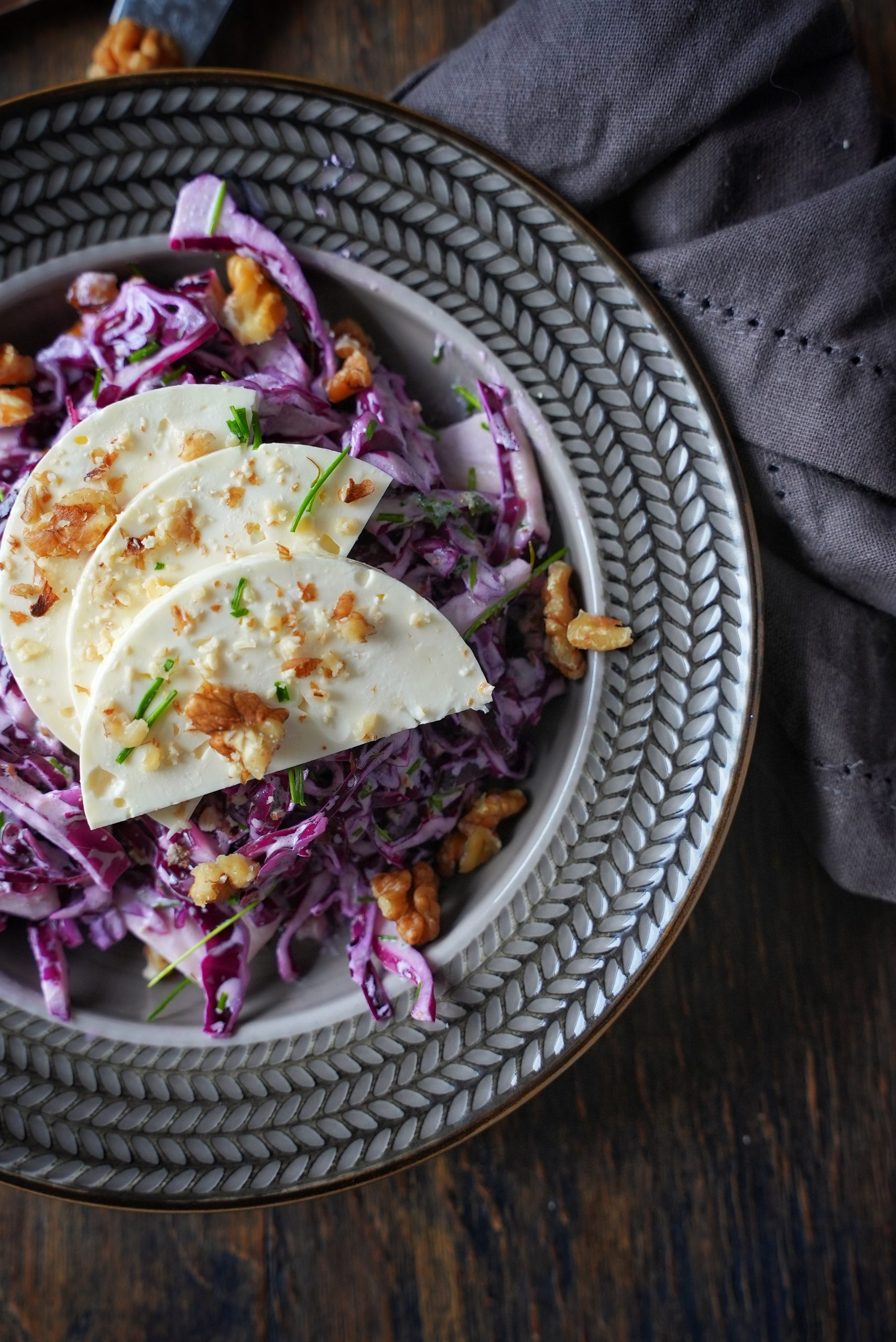 Frischer Rotkohlsalat mit Joghurt-Dressing, Walnüssen und Weintrauben