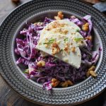 Frischer Rotkohlsalat mit Joghurt-Dressing, Walnüssen und Weintrauben