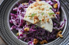 Frischer Rotkohlsalat mit Joghurt-Dressing, Walnüssen und Weintrauben