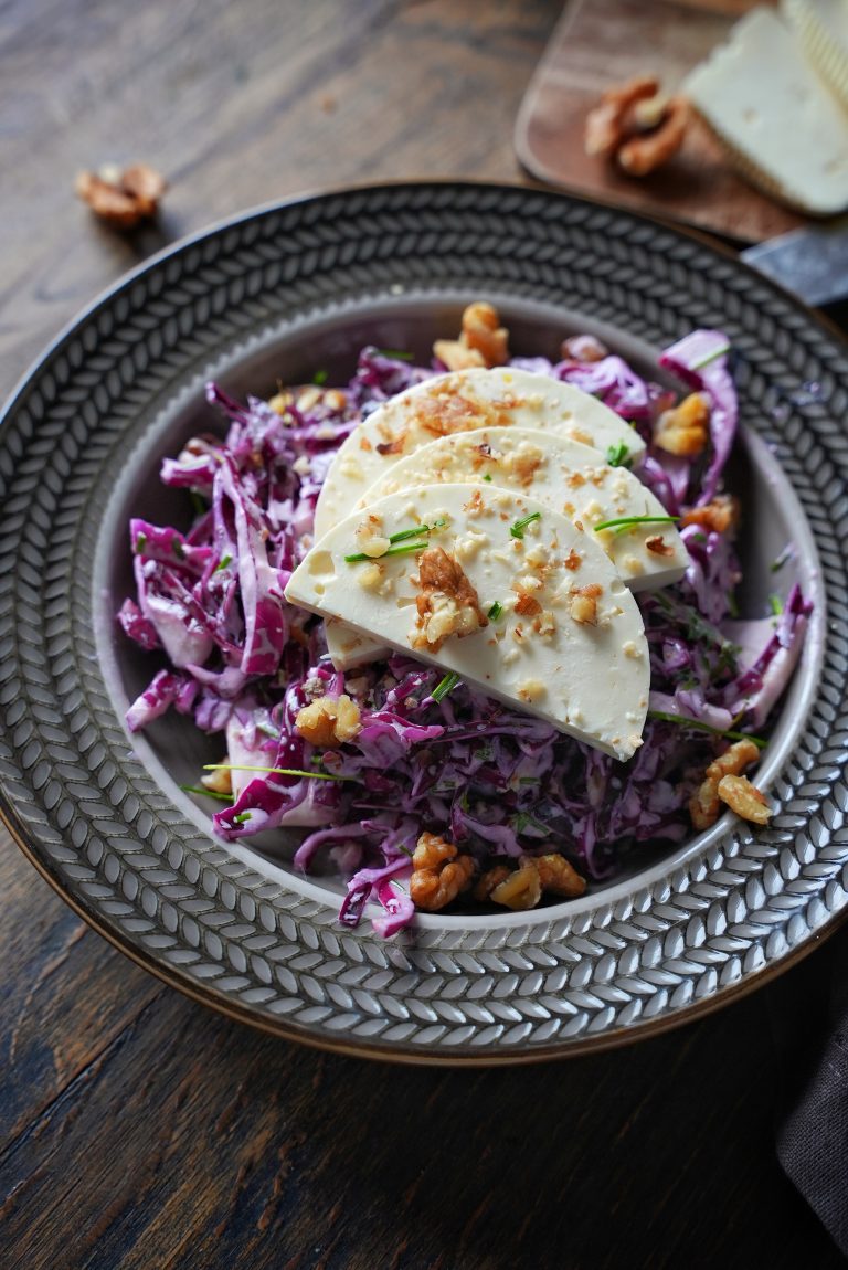 Frischer Rotkohlsalat mit Joghurt-Dressing, Walnüssen und Weintrauben Frischer Rotkohlsalat mit Joghurt-Dressing, Walnüssen und Weintrauben