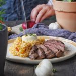 Der Weg zum perfekten Steak – Alles, was du wissen musst! Ein saftiges, zartes Steak ist für viele der kulinarische Höhepunkt eines guten Essens. Doch die Zubereitung will gelernt sein! In diesem Blogbeitrag tauchen wir in die Welt des Steaks ein: Wir erklären, wo welches Stück sitzt, welche Vorteile die verschiedenen Cuts haben, und geben Tipps zu Garstufen und Zubereitung. Am Ende erwartet dich ein Rezept für das perfekte Steak, kombiniert mit einem cremigen Kürbisrisotto. Die wichtigsten Steak-Cuts und ihre Eigenschaften Filet (Tenderloin) Lage: Aus dem Lendenbereich, nahe der Wirbelsäule. Merkmale: Extrem zart, da der Muskel wenig beansprucht wird. Vorteile: Ideal für feine Gerichte, schmeckt pur oder mit milden Saucen. Garstufe: Perfekt bei medium-rare. Ribeye Lage: Aus dem vorderen Rücken, zwischen den Rippen. Merkmale: Stark marmoriert, saftig und aromatisch. Vorteile: Der hohe Fettgehalt sorgt für intensiven Geschmack. Garstufe: Durch die Marmorierung hervorragend bei medium. Rumpsteak (Sirloin) Lage: Vom hinteren Rücken, nahe der Hüfte. Merkmale: Fester, aber mit intensivem Geschmack. Vorteile: Universell einsetzbar, eignet sich auch für Marinaden. Garstufe: Von rare bis medium-well. T-Bone und Porterhouse Lage: Kombination aus Filet und Rumpsteak, getrennt durch den T-förmigen Knochen. Merkmale: Großzügige Portion mit zwei Texturen. Vorteile: Ideal für Grillfans. Garstufe: Optimal bei medium. Die wichtigsten Garstufen für Steak Rare (45–50 °C): Innen rot und roh, sehr saftig. Medium-Rare (50–55 °C): Innen zart rosa mit leichtem Bratenrand, perfektes Gleichgewicht. Medium (55–60 °C): Gleichmäßig rosa, fester in der Textur. Medium-Well (60–65 °C): Nur ein Hauch rosa, eher trocken. Well-Done (>65 °C): Komplett durchgebraten, oft weniger saftig. Ein Fleischthermometer ist der beste Freund eines Steakliebhabers, um die gewünschte Garstufe zu treffen!